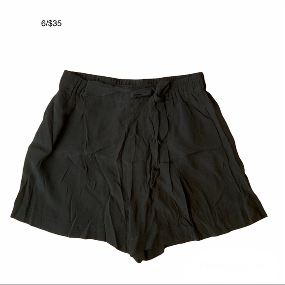 DYNAMITE Sally Flowy Belted Short - black - Style No. 0605870 - Picture 3 of 11